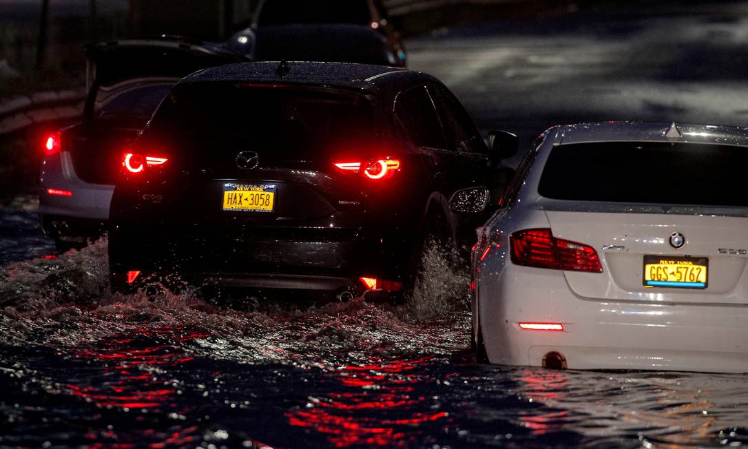 Tempestade tropical inundou rodovias em Nova York, nos Estados Unidos Foto: BRENDAN MCDERMID / REUTERS
