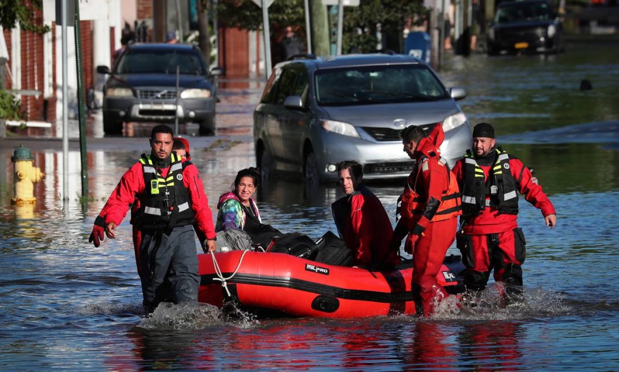 Equipe de resgate usa bote para transportar moradores que ficaram ilhados em Mamaroneck, Nova York Foto: MIKE SEGAR / REUTERS