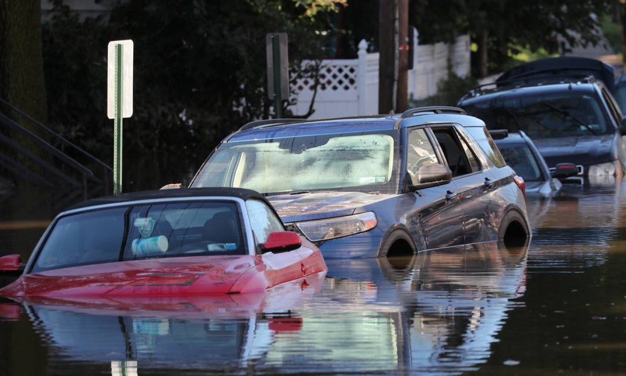 Carros foram quase totalmente encobertos pela inundação, em Mamaroneck, Nova York Foto: MIKE SEGAR / REUTERS