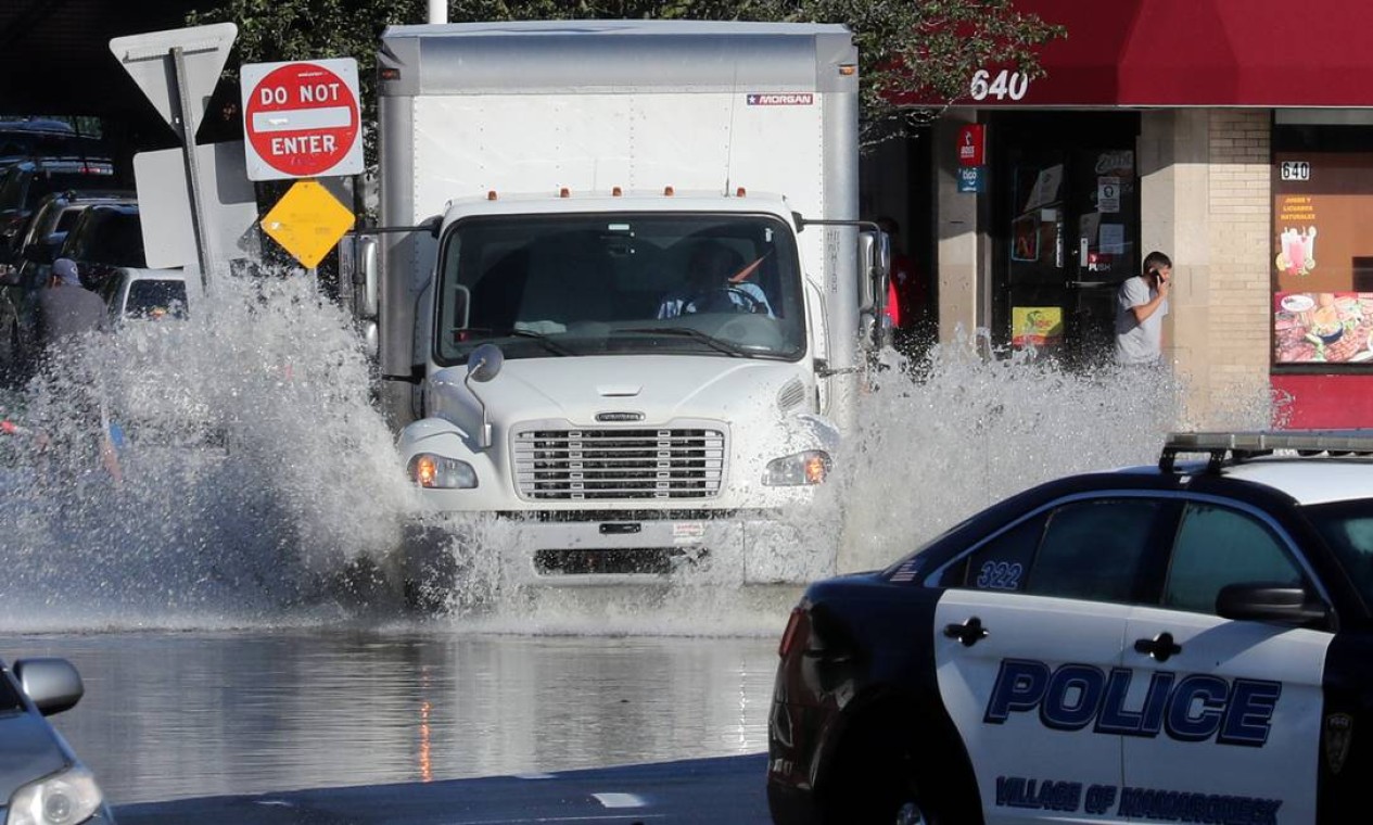 Caminhão tenta passar pelas águas da enchente depois que os remanescentes da Tempestade Tropical Idacausou fortes chuvas, em Mamaroneck, Nova York Foto: MIKE SEGAR / REUTERS