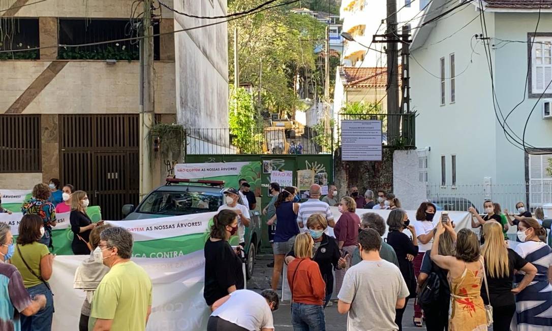 Moradores protestam em frente a Rua Homem de Melo, 169, contra o desmatamento de quase 400 árvores Foto: Marcia Folleto / Agência O Globo