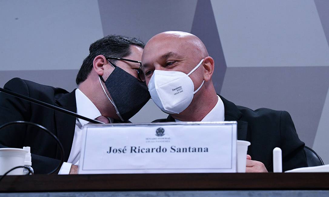 Em depoimento à CPI da Covid, José Ricardo Santana, ex-secretário da Câmara de Regulação do Mercado de Medicamentos (Cmed), disse que foi trabalhar no Ministério da Saúde sem recebimento de salário, a convite ex-diretor de logística Roberto Ferreira Dias, investigado na comissão por suspeita de pedido de propina em negociação de vacinas. Santana, afirmou que no dia 23 de março pediu demissão na câmara de regulação e a exoneração foi publicada no dia 30. No entanto, ele não esclareceu seu trabalho no ministério. Em vários questionamentos, Santana respondeu “que não se lembra”, nem mesmo de sua remuneração na Cmed. Foto: Edilson Rodrigues/Agência Senado
