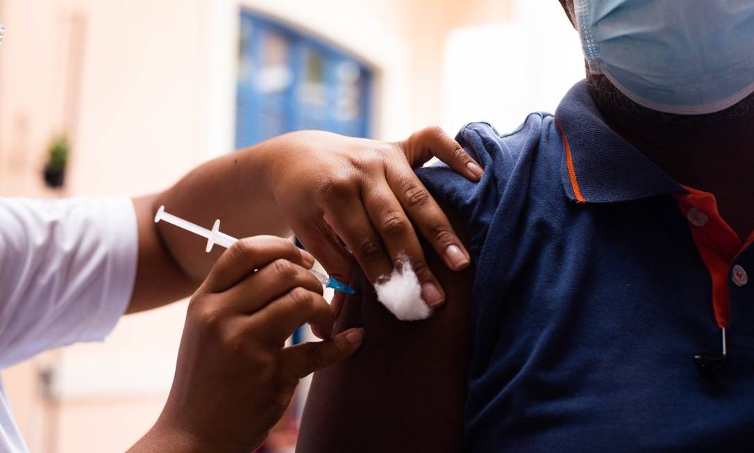 No momento, vacinação de segunda dose é apenas para imunizados anteriormente com AstraZeneca ou Pfizer Foto: Maria Isabel Oliveira / Agência O Globo
