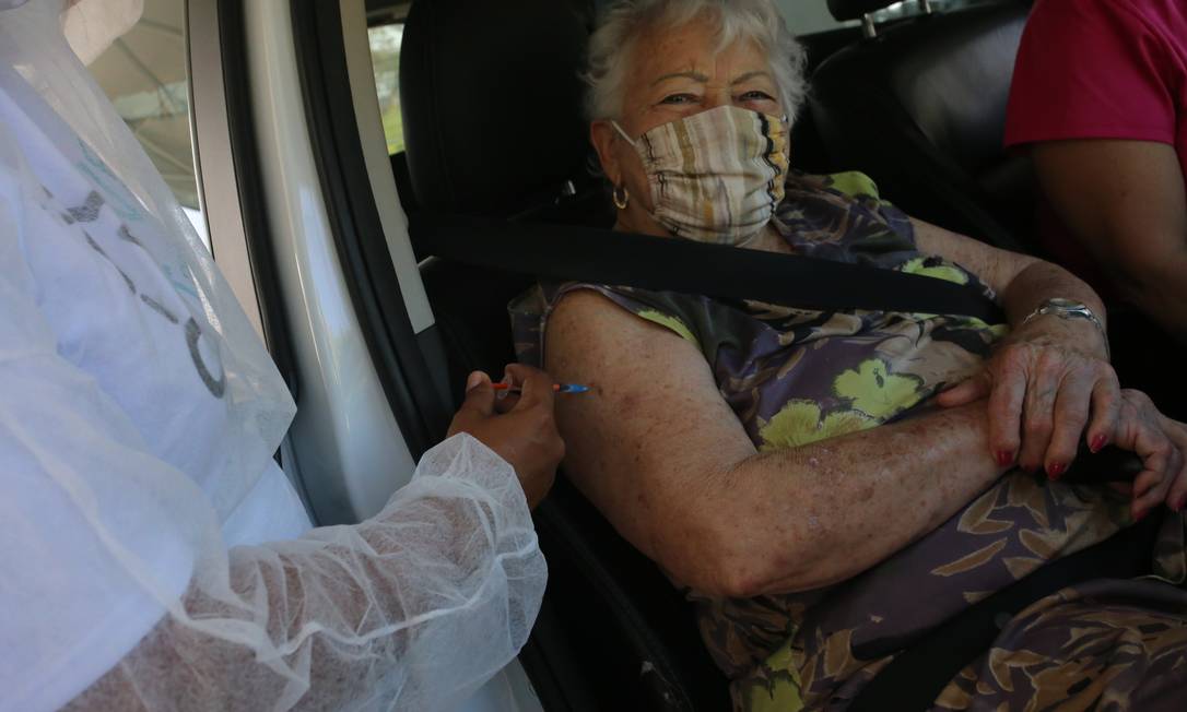 
Ruth Lemos, de 90 anos, recebeu a terceira dose no posto drive-thru
Foto:
Divulgação
/
Prefeitura de Niterói
