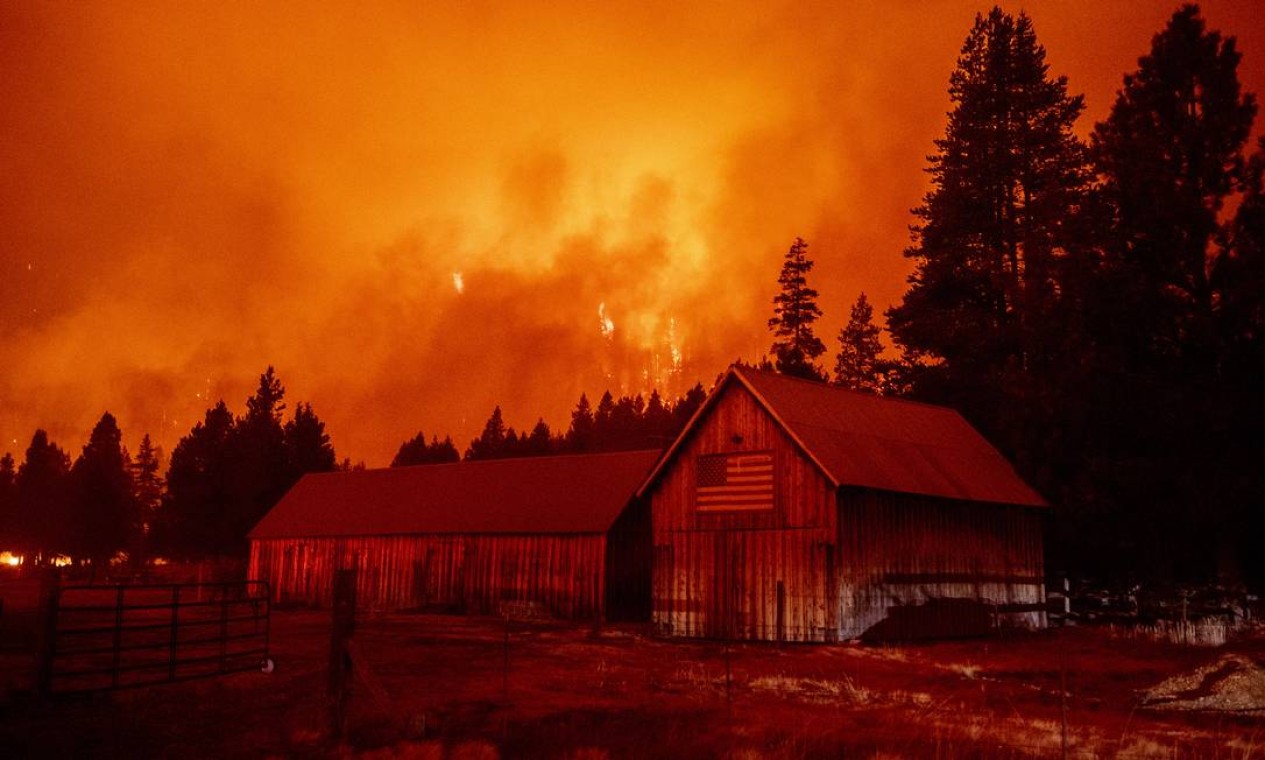 As chamas consomem casas durante incêndio em Caldor, na área de Echo Summit, Califórnia. Pelo menos 650 estruturas foram queimadas e milhares mais estão ameaçadas quando o incêndio atinge a comunidade turística de South Lake Tahoe Foto: JOSH EDELSON / AFP