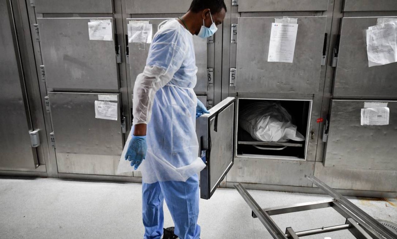 Funcionário do necrotério cuida do corpo de vítima da covid no hospital da Universidade Pierre Zobda-Quitman, em Fort-de-France, na ilha caribenha francesa de Martinica Foto: ALAIN JOCARD / AFP