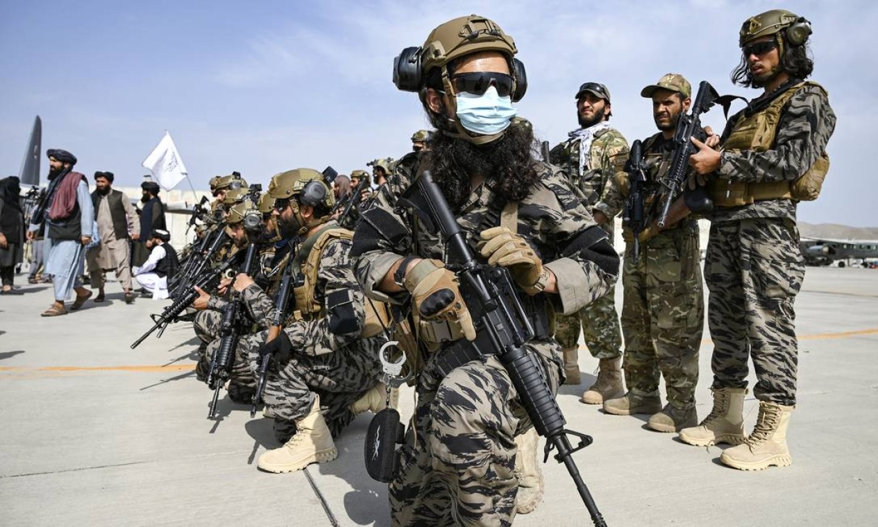 Membros da unidade militar Talibã tomam posição no aeroporto de Cabul, depois que os EUA retiraram todas as suas tropas do país Foto: WAKIL KOHSAR / AFP