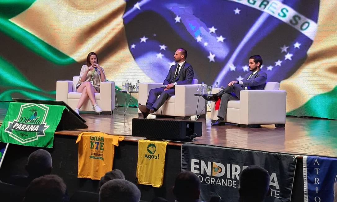 Eduardo Bolsonaro, que organiza o encontro conservador, media debate durante o evento Foto: Evandro Eboli