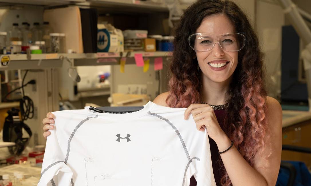 A estudante de pós-graduação da Universidade Rice, Lauren Taylor, mostra uma camisa com fio de nanotubo de carbono que fornece monitoramento constante do coração do usuário Foto: Agência O Globo