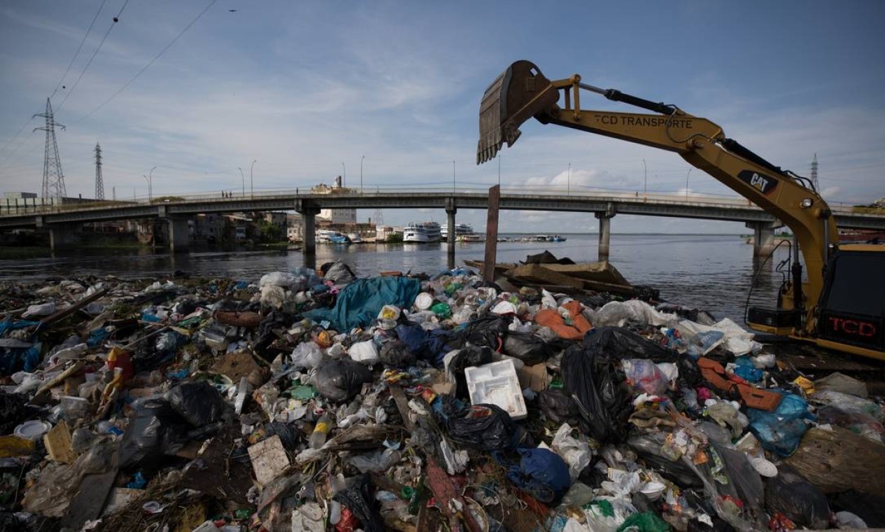 Lixo no igarapé do bairro São Raimundo em Manaus: cerca de cinco toneladas de resíduos descartados são recolhidos por dia pelos agentes de limpeza pública da capital Foto: Bruno Kelly / Agência O Globo