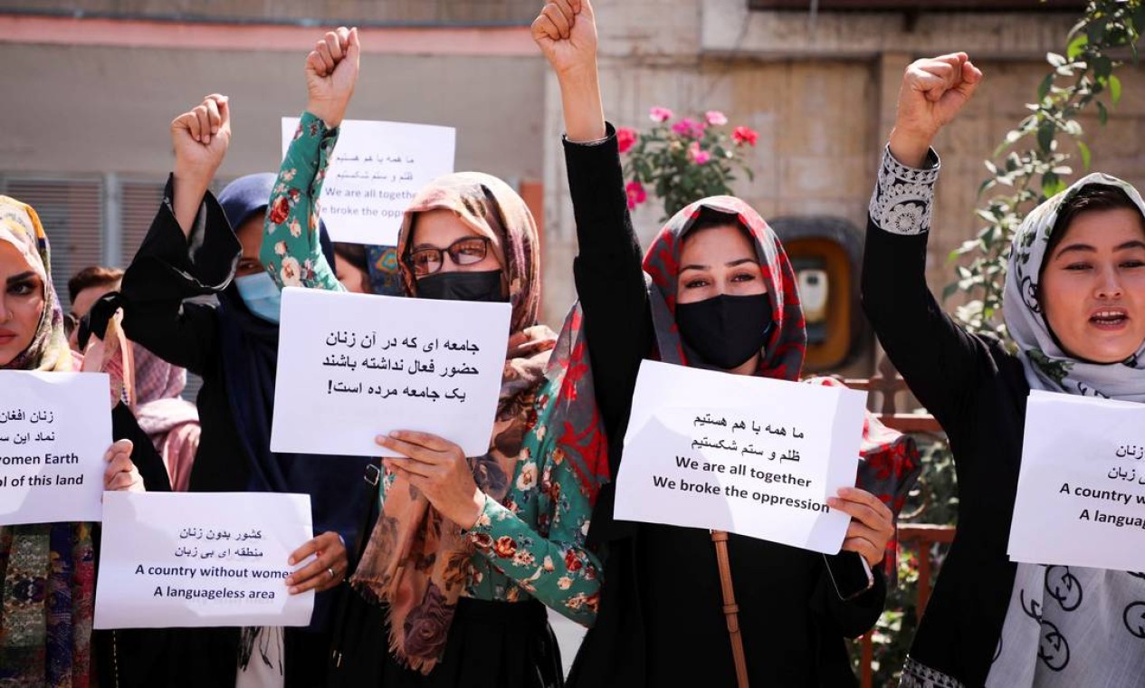 Mulheres afegãs protestam por direitos iguais em ato contra o Talibã, em frente ao palácio presidencial, em Cabul, Afeganistão Foto: STRINGER / REUTERS