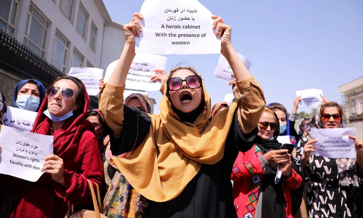 Defensoras dos direitos das mulheres afegãs e ativistas civis protestam para pedir ao Talibã a preservação de suas conquistas ao longo de anos Foto: STRINGER / REUTERS