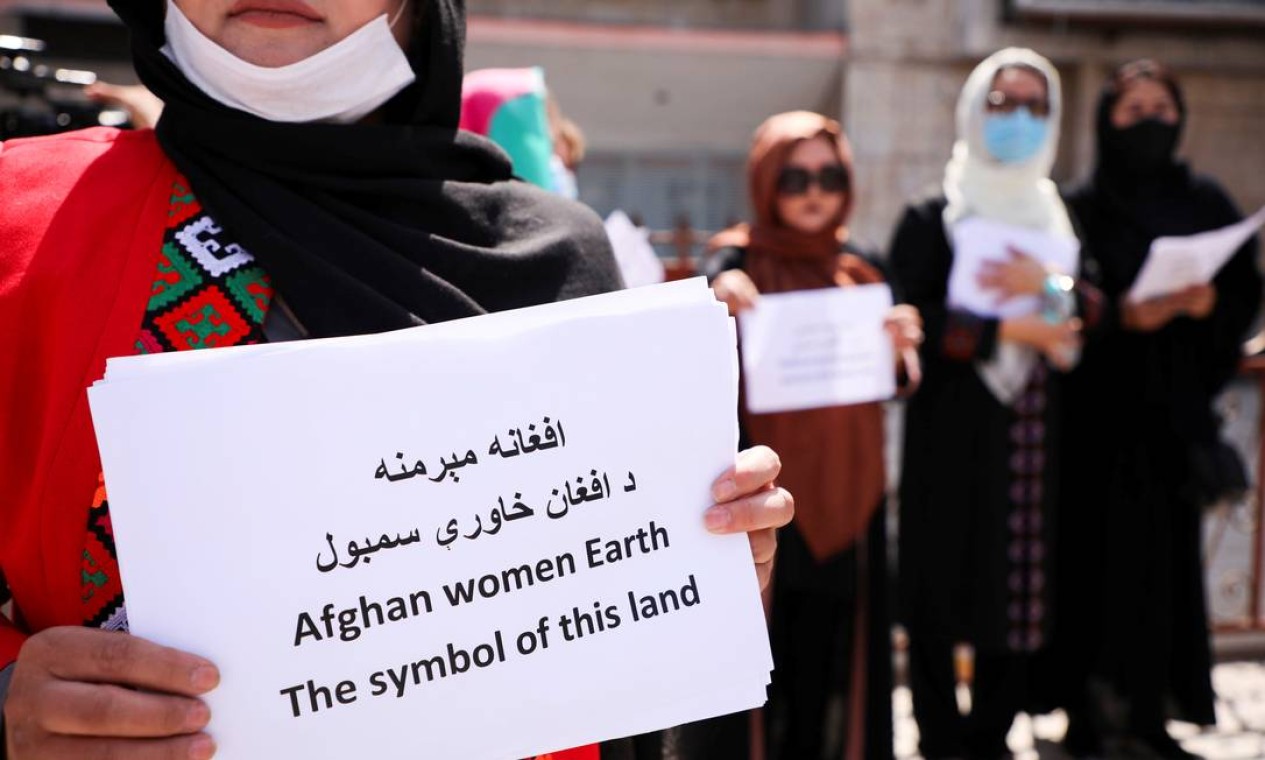 O Talibã ter prometeu um governo mais inclusivo e moderado, mas muitos afegãos, sobretudo mulheres, permanecem céticos e temem o futuro Foto: STRINGER / REUTERS