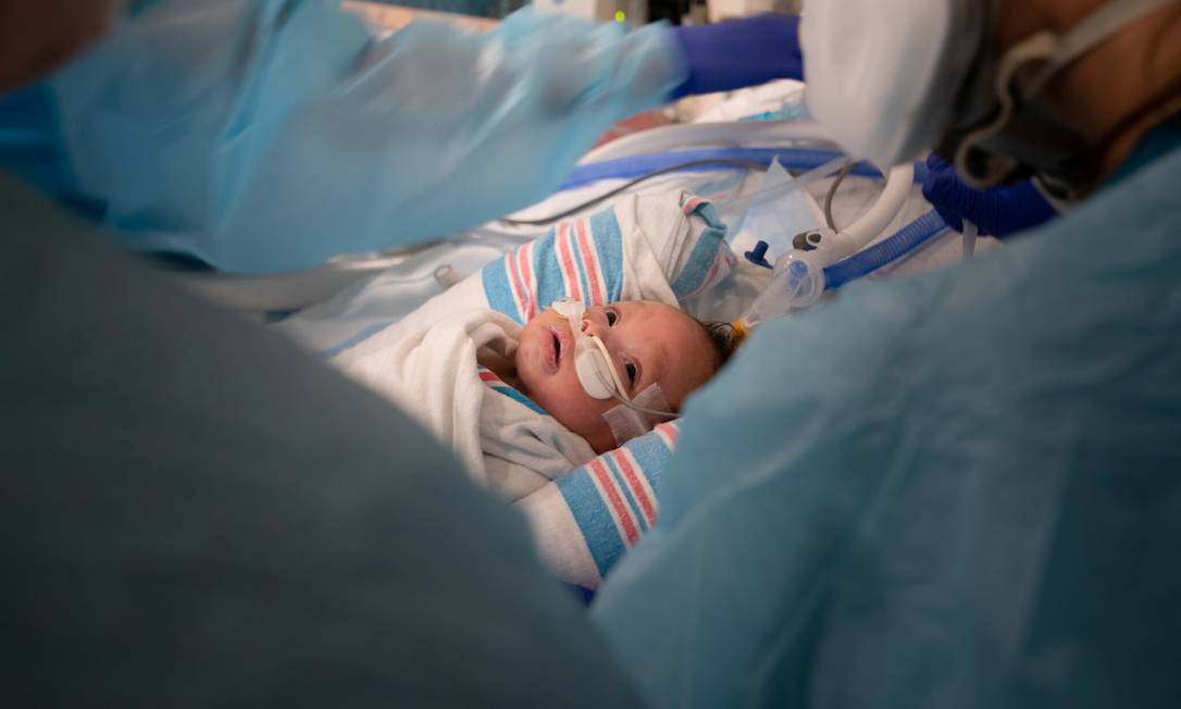 Carvase Perrilloux Jr., de 2 meses, na UTI pediátrica do Hospital Infantil de Nova Orleans, no mês passado Foto: Erin Schaff / New York Times