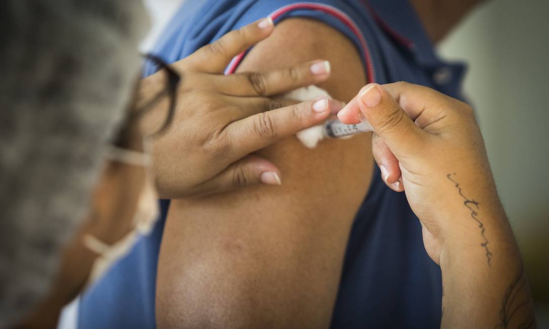 Aplicação de vacina contra Covid-19 na cidade do Rio Foto: Guito Moreto / Agência O Globo