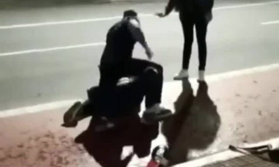 Agressor imobiliza vítima no chão e faz ameaça: 'Fica quieto senão vai apanhar' Foto: Reprodução
