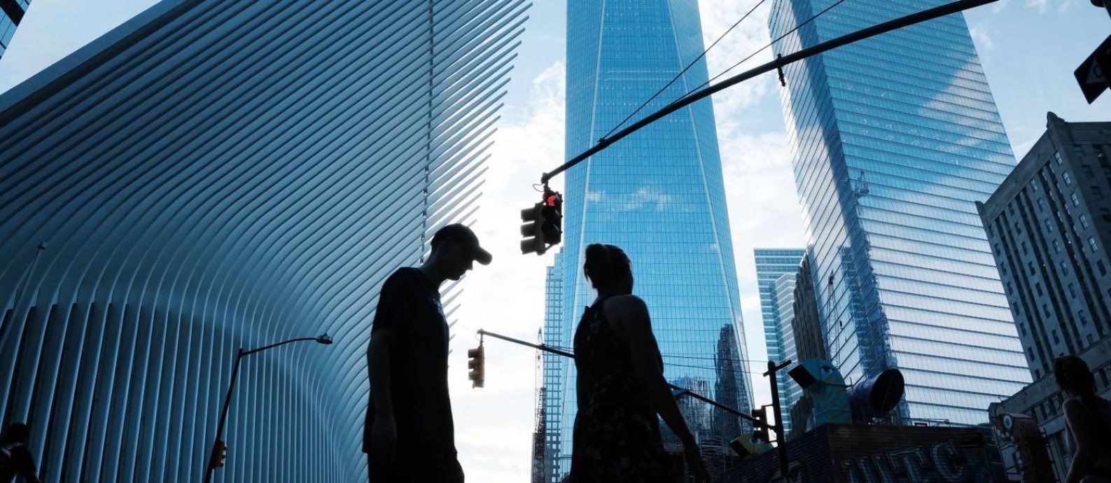Nova-iorquinos caminham próximo ao novo World Trade Center e ao 'marco zero' do ataque de 11/9 Foto: SPENCER PLATT / AFP/30-9-21