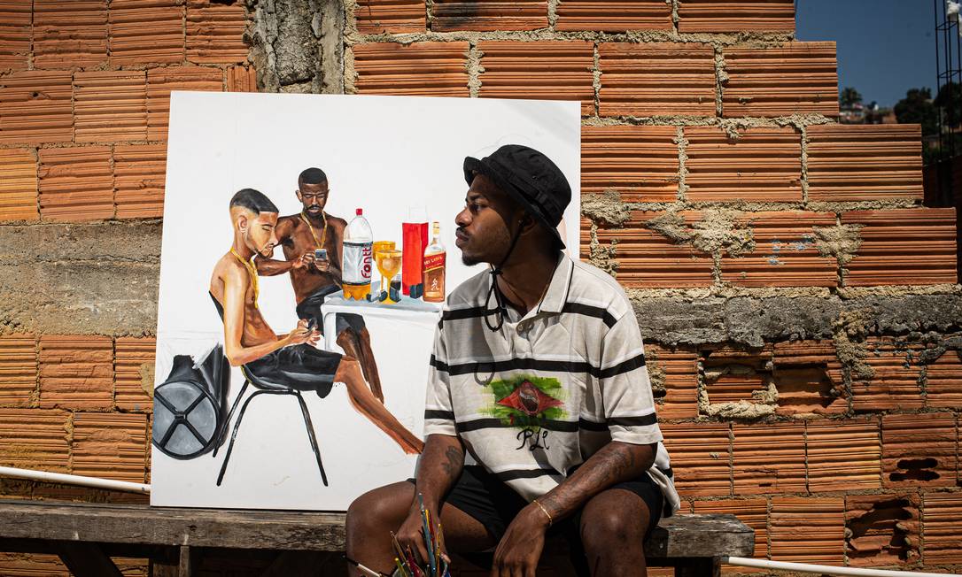 Jota, artista plástico do Complexo do Chapadão, faz sua primeira exposição com todas as telas já vendidas Foto: Hermes de Paula / Agência O Globo