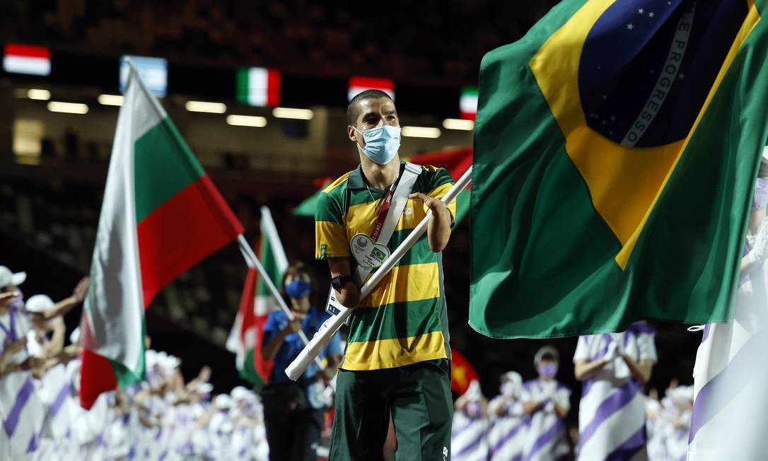 Daniel Dias carrega bandeira brasileira na cerimônia de encerramento Foto: ISSEI KATO / REUTERS