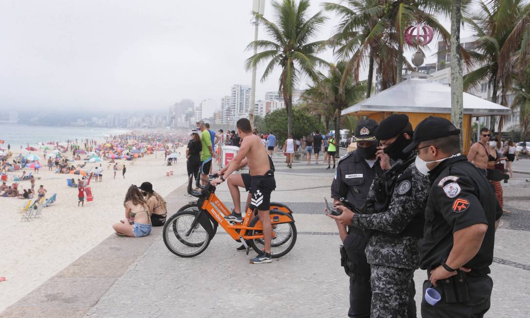 Agentes de segurança fazem patrulhamento na praia do Arpoador Foto: Cléber Júnior / Agência O Globo