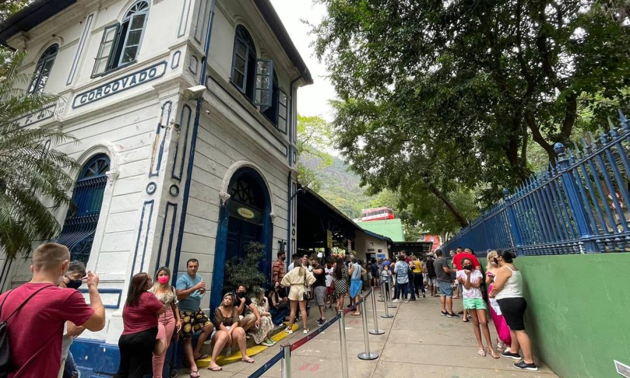 Serviço foi interrompido e gerou filas diante do atrativo turístico Foto: Ana Branco / Agência O Globo