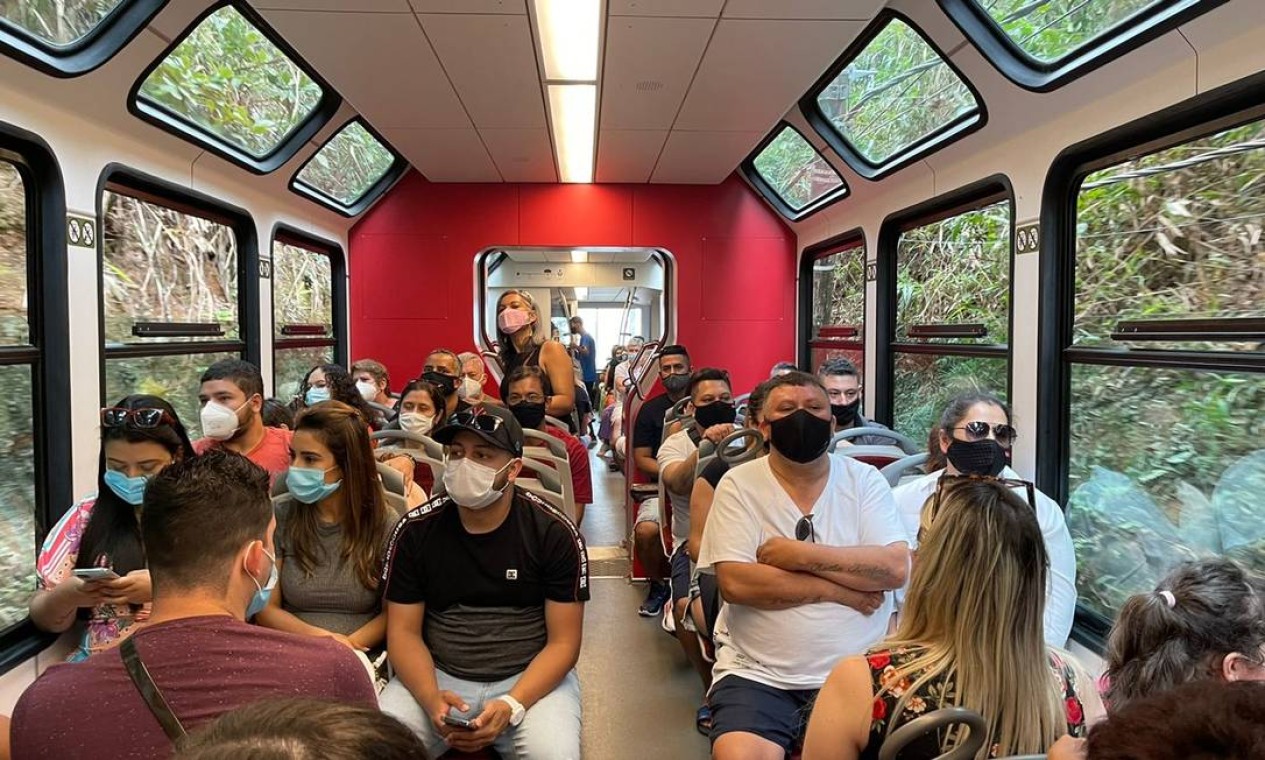 Passageiros viajam no Trem do Corcovado, no Cosme Velho, após rede elétrica ser reparada Foto: Ana Branco / Agência O Globo
