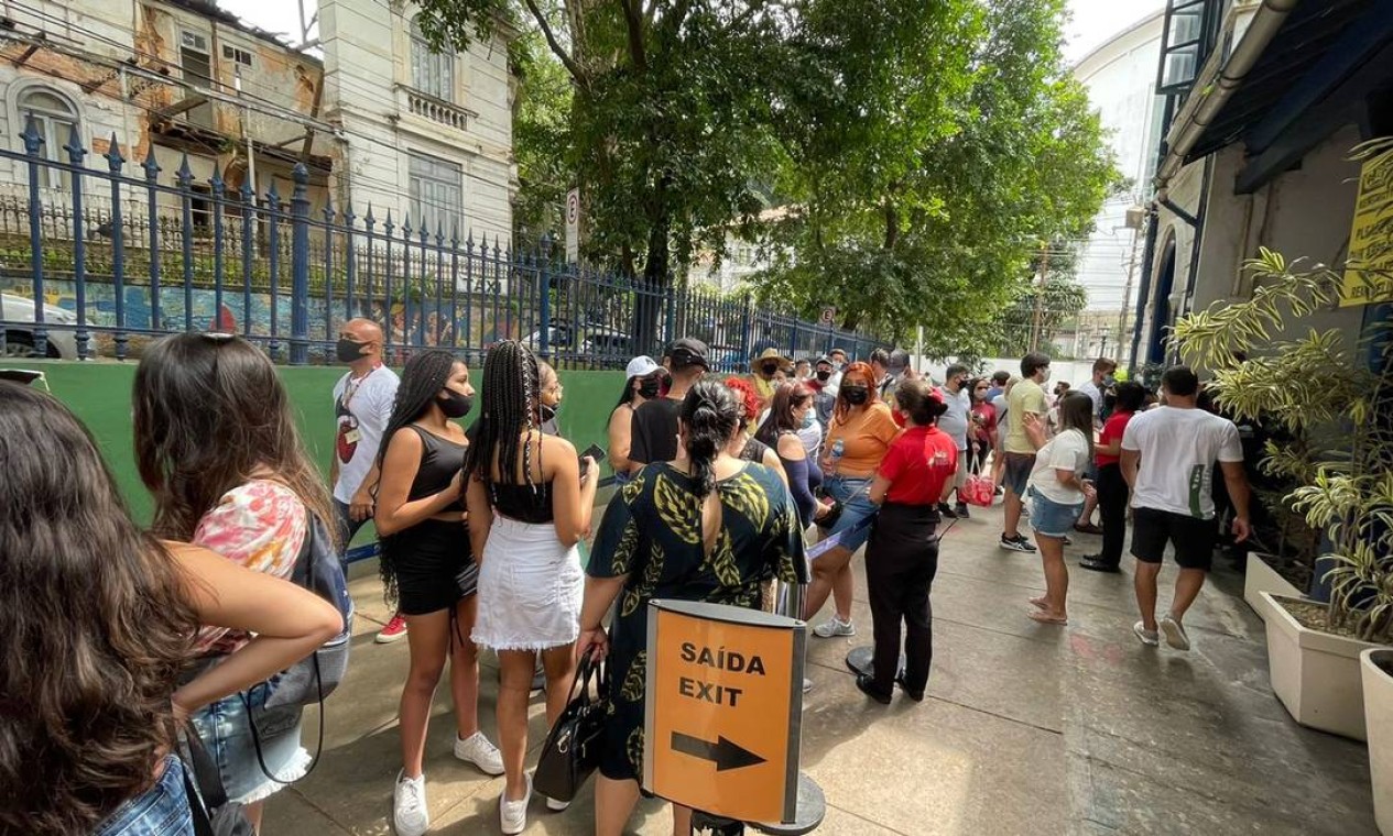 Viagens foram restabelecidas ao meio-dia, mas a espera de 1h30 provocou frustração nos passageiros Foto: Ana Branco / Agência O Globo