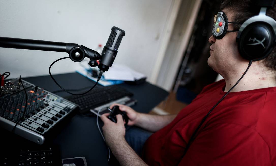Sven van de Wege, de 35 anos, cego desde criança, é campeão Street Fighter V: criação de estúdio adaptado à sua deficiência exigiu material especializado e muita engenhosidade Foto: KENZO TRIBOUILLARD/AFP