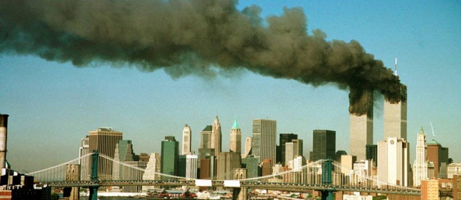 Fumaça cobre o céu de Manhattan após ataque contra o World Trade Center Foto: BRAD RICKERBY / REUTERS/11-9-2001