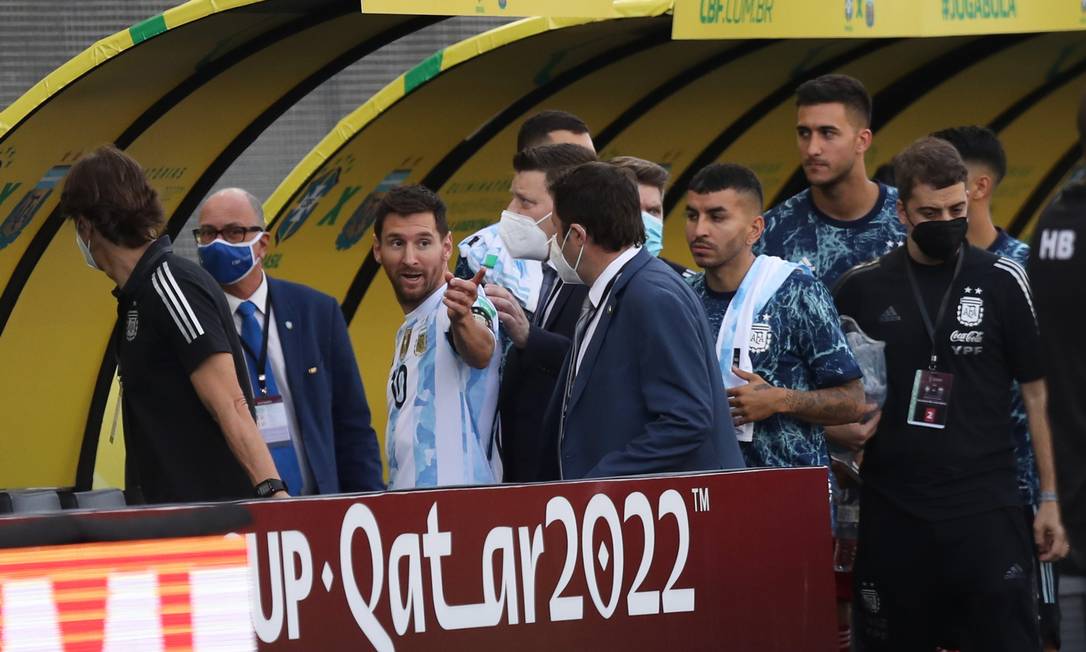O argentino Lionel Messi deixa o campo após uma interrupção do jogo, feita por agentes da Anvisa e Polícia Federal Foto: AMANDA PEROBELLI / REUTERS