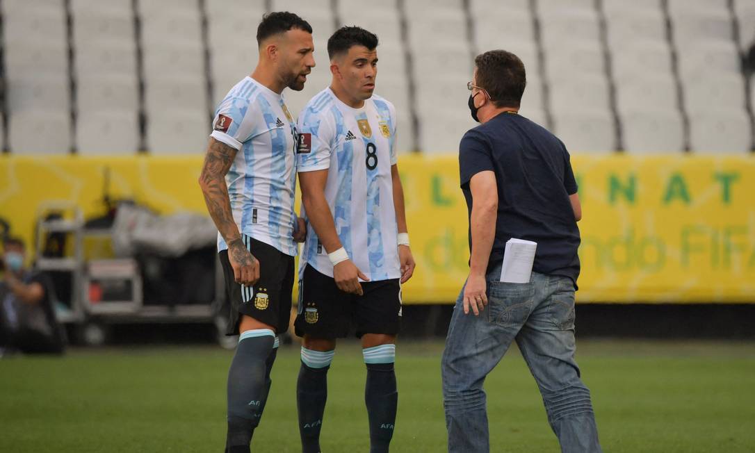 Agente discute com o argentino Nicolas Otamendi e o argentino Marcos Acuña durante a partida. Funcionários da Anvisa interrompem jogo do Brasil após argentinos violarem regras sanitárias Foto: NELSON ALMEIDA / AFP