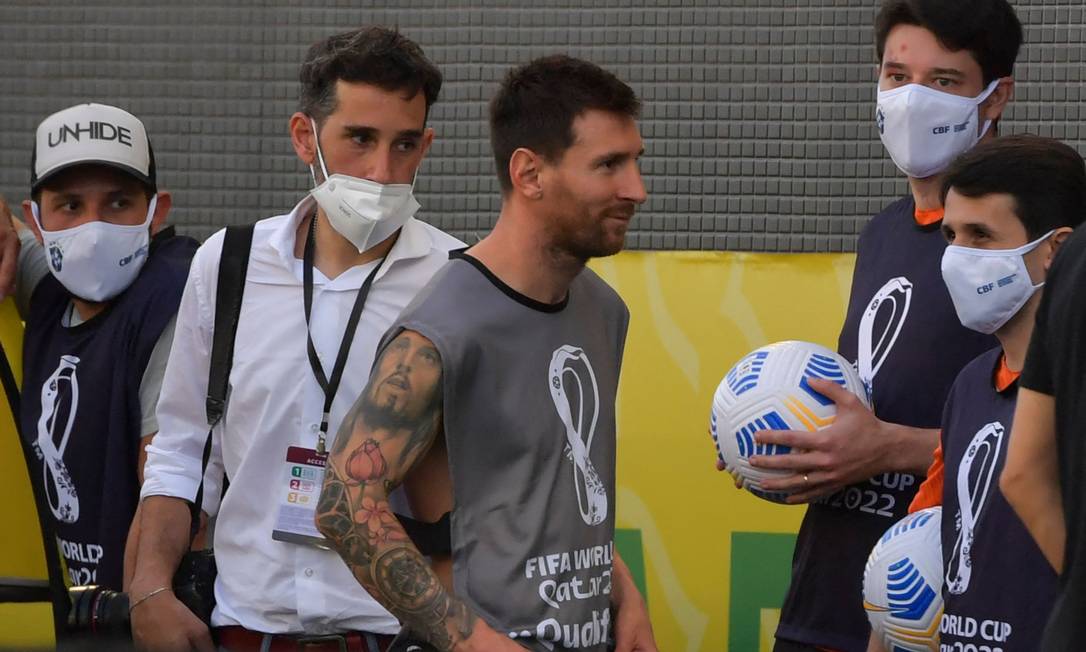 Messi é visto já sem o uniforme depois que funcionários da Anvisa entraram em campo Foto: NELSON ALMEIDA / AFP