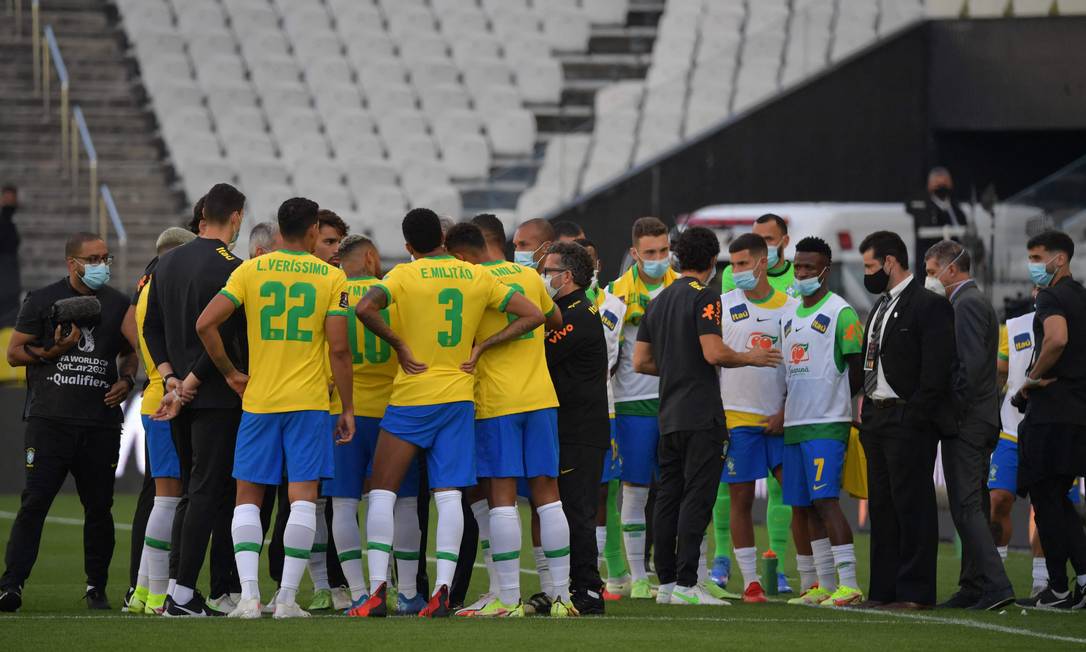 Jogadores do Brasil conversam após a paralisação da partida contra a Argentina Foto: NELSON ALMEIDA / AFP