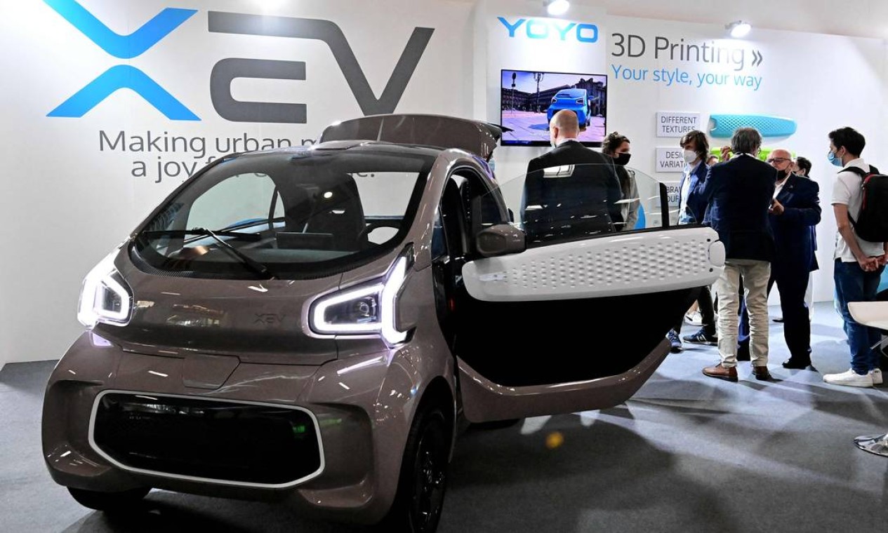 Um carro elétrico impresso em 3D XEV Yoyo é apresentado durante uma prévia para a imprensa no International Motor Show (IAA) Foto: TOBIAS SCHWARZ/AFP