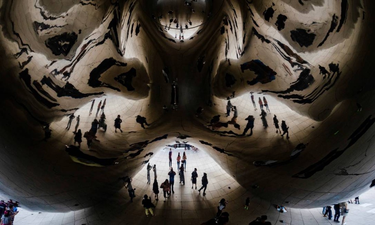 As pessoas são vistas no reflexo da escultura Cloud Gate, no Millennium Park em Chicago, Illinois, EUA Foto: HANNAH BEIER / REUTERS