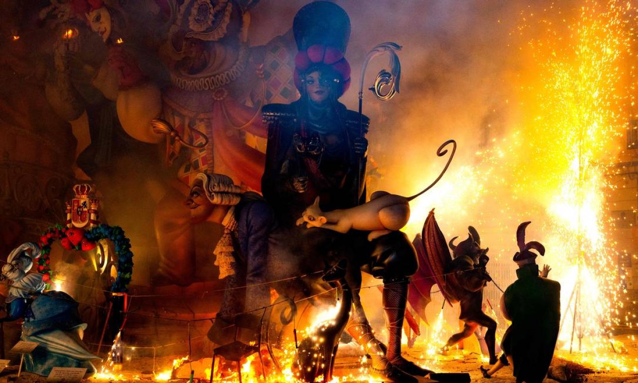 Estatuetas de papelão chamadas 'Ninots', de instalação do Festival das Fallas, são queimados fogo antes do desfile em Valência, Espanha Foto: JOSE JORDAN / AFP