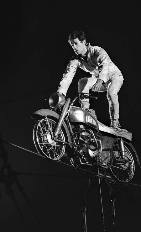O ator francês Jean-Paul Belmondo faz a manobra "motocicleta em uma linha" no tradicional Festival de Gala dos Artistas em Paris, em 1963 Foto: - / AFP - 09/03/1963