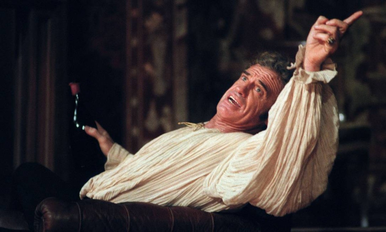 O ator Jean-Paul Belmondo, em fevereiro de 19887, apresenta-se no The Marigny Theatre, em Paris, no papel de Kean, escrito pelo dramaturgo francês Jean-Paul Sartre, adaptado de Alexandre Dumas Foto: MICHEL GANGNE / AFP