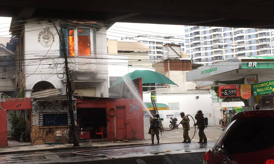 Bombeiros tentam conter chamas em imóvel na Avenida Paulo de Frontin Foto: Isabela Aleixo / Agência O Globo