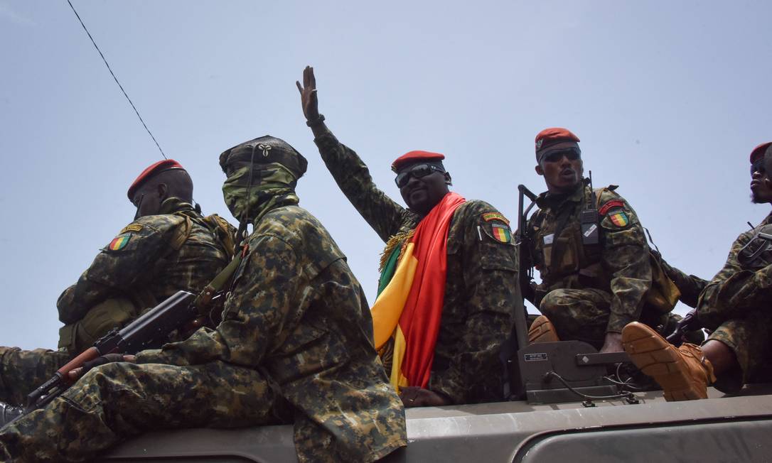 Mamady Doumbouya (C), líder do golpe militar que depôs o presidente Alpha Condé, antes de reunião no Palácio do Povo, em Conacri Foto: CELLOU BINANI / AFP