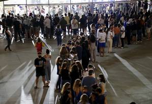 Muitas pessoas na fila aguardavam pela vacinação na Cidade das Artes; doses foram doadas pela Prefeitura de São Gonçalo Foto: Roberto Moreyra / Agência O Globo