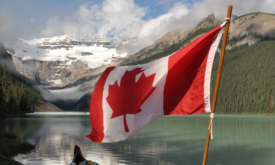 Bandeira do Canadá em Lake Louise, no Banff National Park, um dos destinos ao ar livre mais conhecidos do país, que acaba de abir as fronteiras para turistas completamente vacinados contra a Covid-19 Foto: Bruno Villas Bôas / Agência O Globo