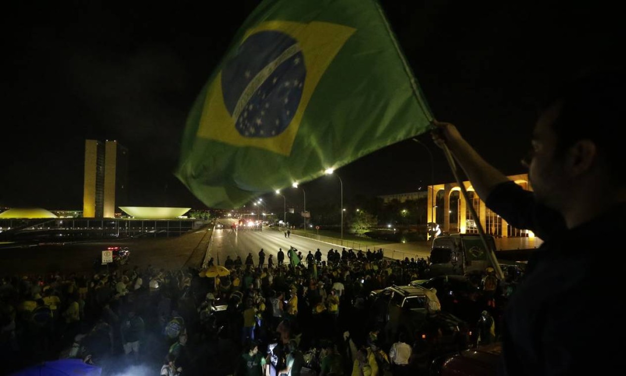 Apoiadores do presidente Jair Bolsonaro tomaram a Esplanada de Ministérios na noite desta segunda-feira após conseguirem ultrapassar uma barreira que impedia o acesso de veículos à via Foto: Cristiano Mariz / Agência O Globo