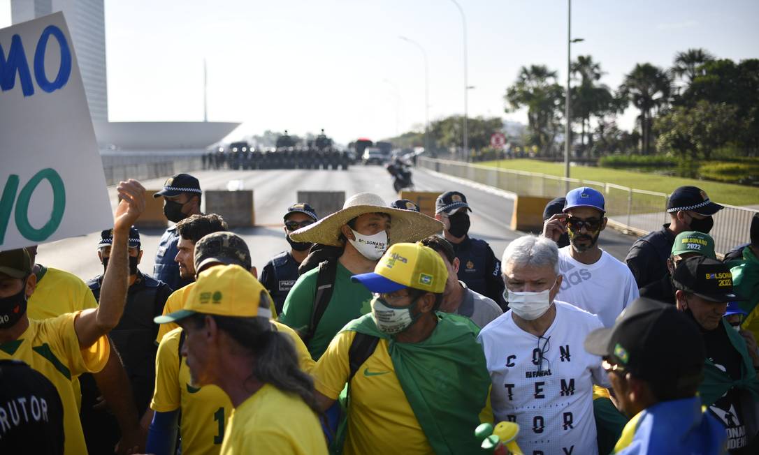 Apoiadores do presidente Bolsonaro se aglomeram próximo à barreira montada pela Polícia Militar em Brasília Foto: Mateus Bonomi / Agência O Globo