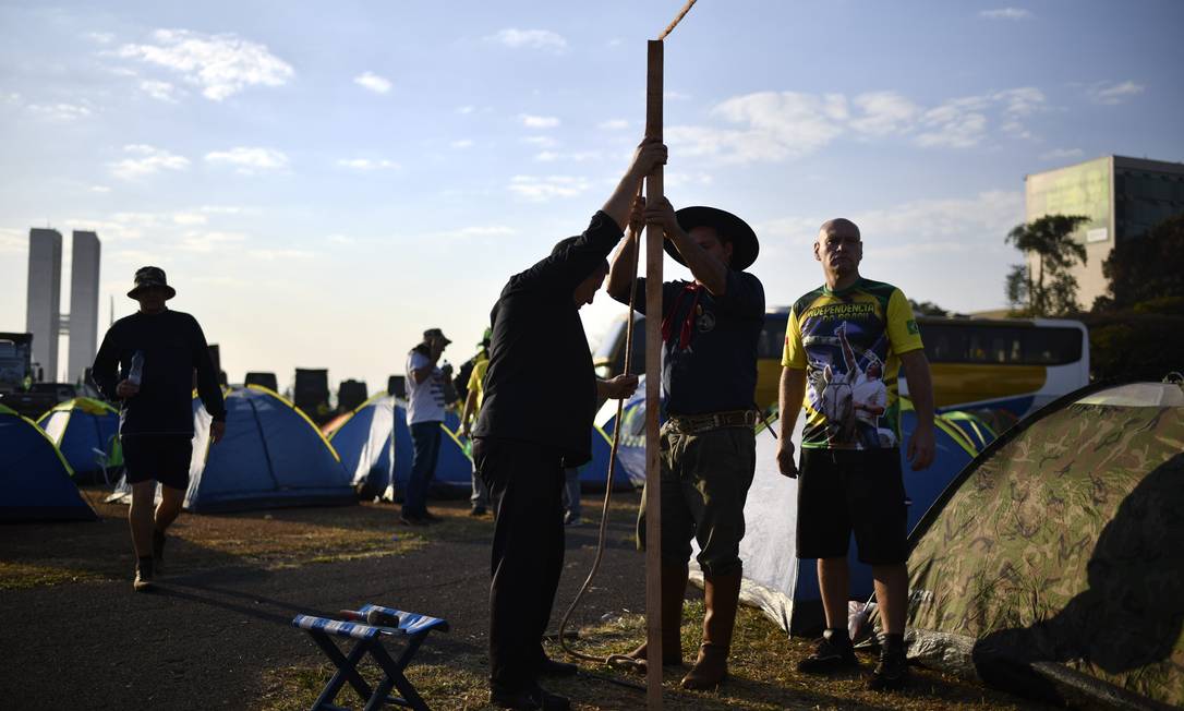 Apoiadores do presidente Jair Bolsonaro acampam próximo à Esplanada dos Ministérios Foto: Mateus Bonomi / Agência O Globo