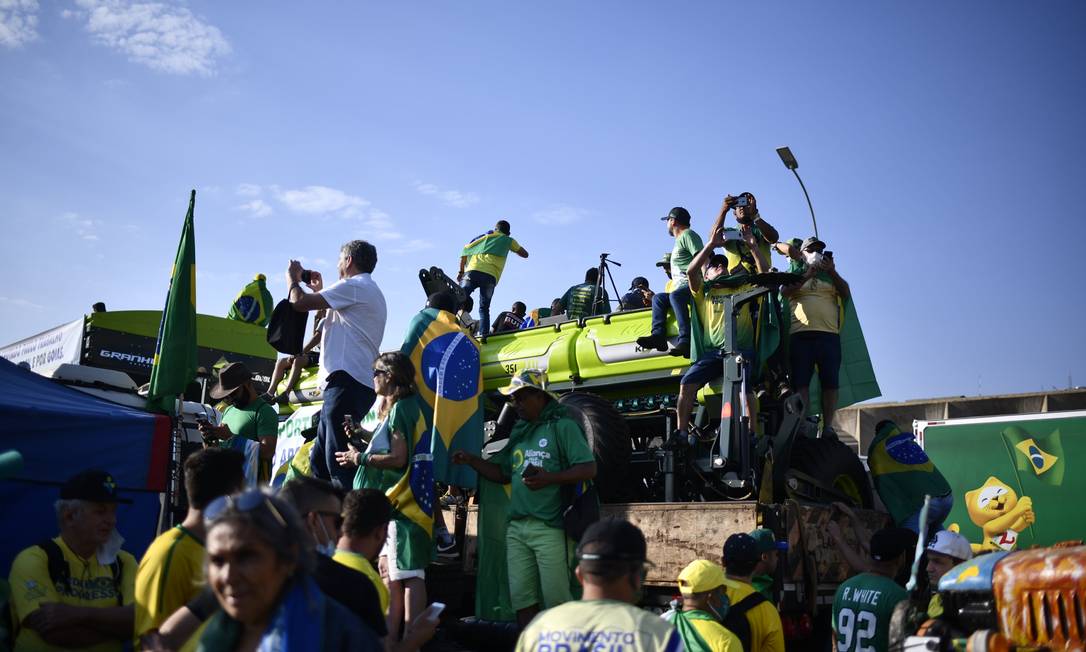 Apoiadores do presidente Jair Bolsonaro se aglomeram próximo à Esplanada dos Ministérios Foto: Mateus Bonomi / Agência O Globo