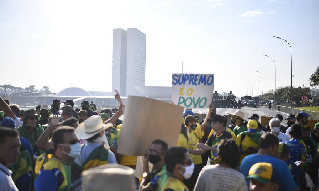 Simpatizantes do governo Bolsonaro se aglomeram na Esplanada dos Ministérios, em Brasília Foto: Agência O Globo