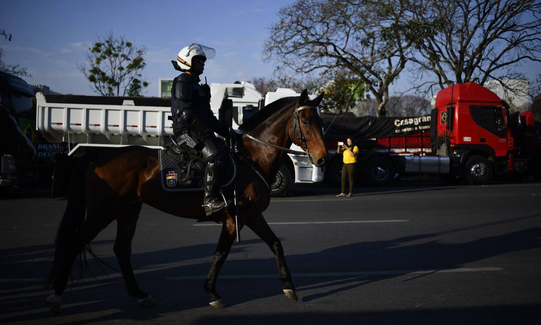 Cavalaria da Polícia Militar está presente em ato antidemocrático em Brasília Foto: Mateus Bonomi / Agência O Globo