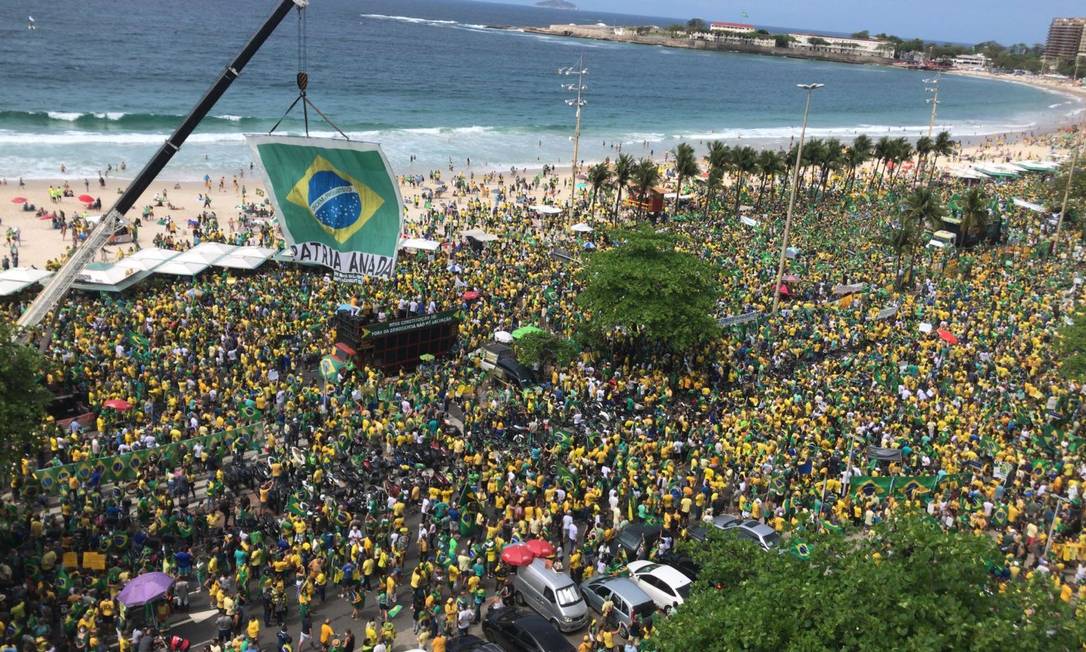 Apoiadores de Bolsonaram levaram um guindaste com a bandeira brasileira para Copacabana, Zona Sul do Rio Foto: Agência O Globo