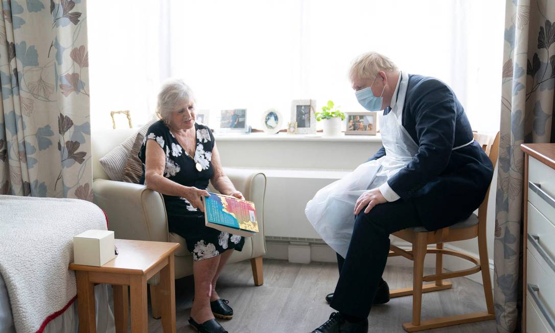 Boris Johnson conversa com Kathleen, residente de um lar para idosos no Leste de Londres, no dia em que anunciou aumento de impostos Foto: PAUL EDWARDS / AFP